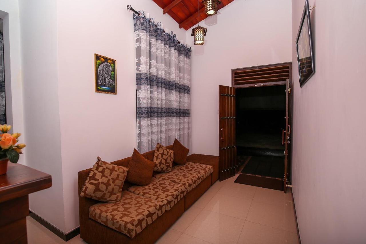 Oyo 438 Sarala Residence Hotel Kandy Exterior photo
