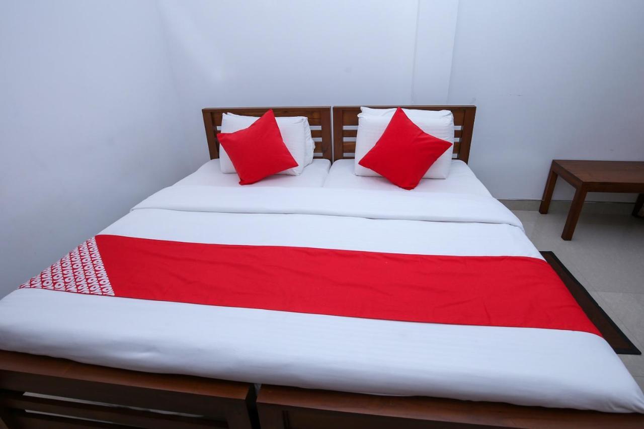 Oyo 438 Sarala Residence Hotel Kandy Exterior photo