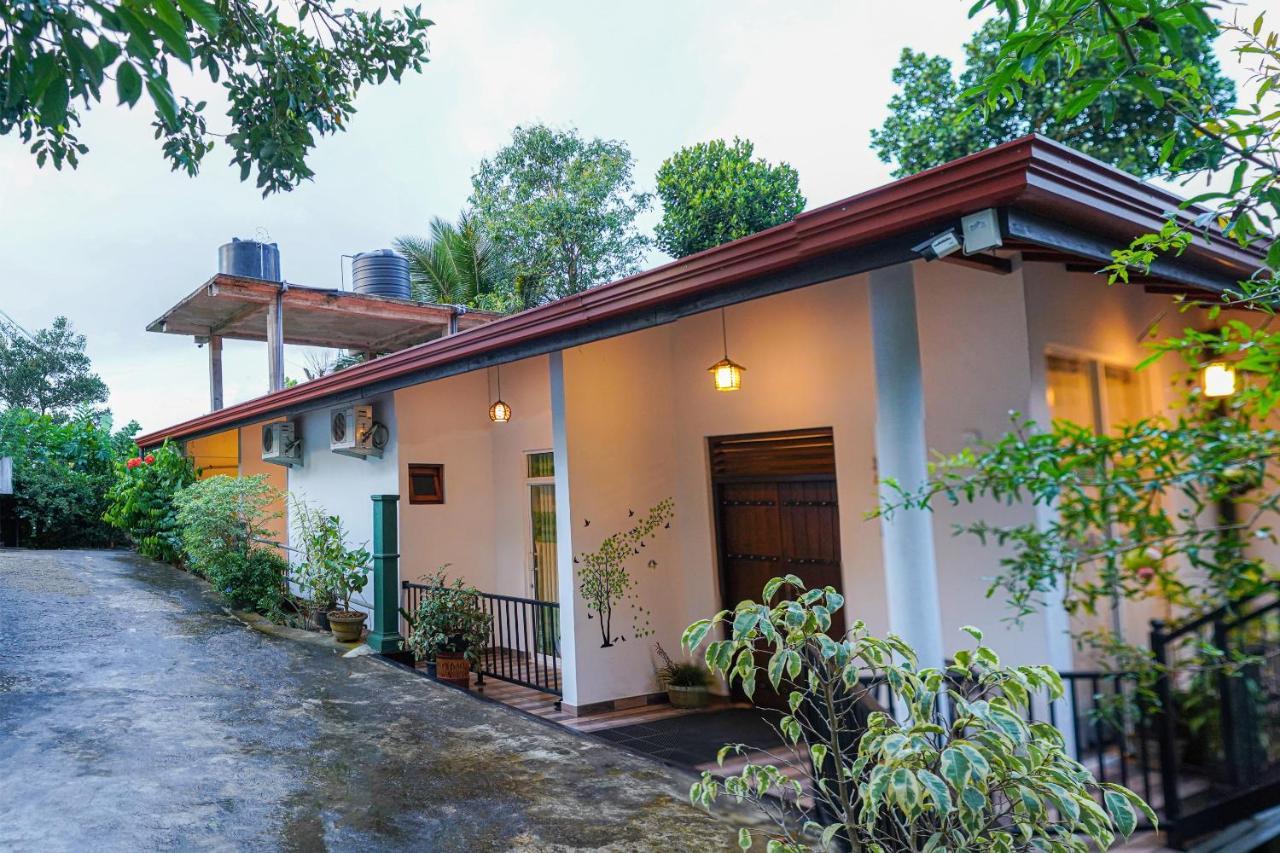 Oyo 438 Sarala Residence Hotel Kandy Exterior photo
